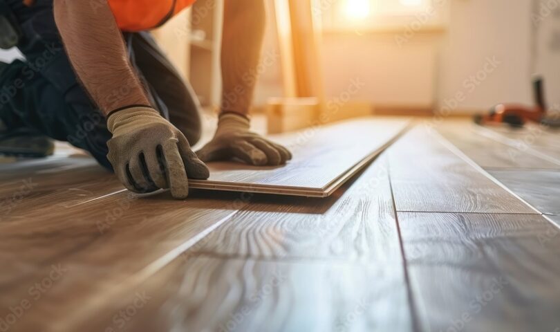 Professionele vloerenlegger van Vinylwood professioneel aan het werk
